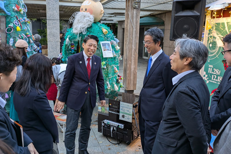 点灯式に出席したI-PEX株式会社代表取締役社長執行役員 土山隆治（中央右）と、服部誠太郎 福岡県知事（中央左）