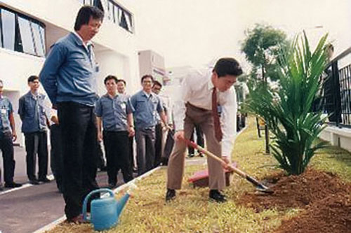 Tree planting to commemorate the completion of Singapore Yishun Plant