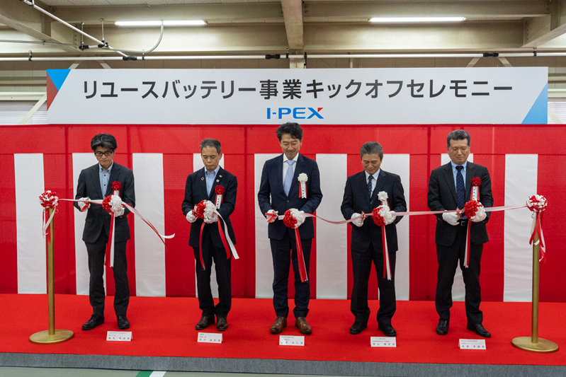 開所式のテープカットのようす