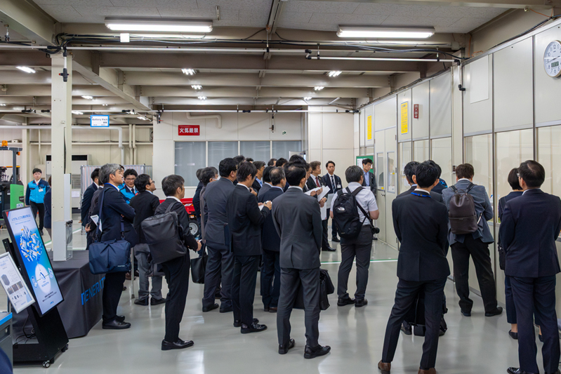 蓄電池システム製造ラインの見学のようす