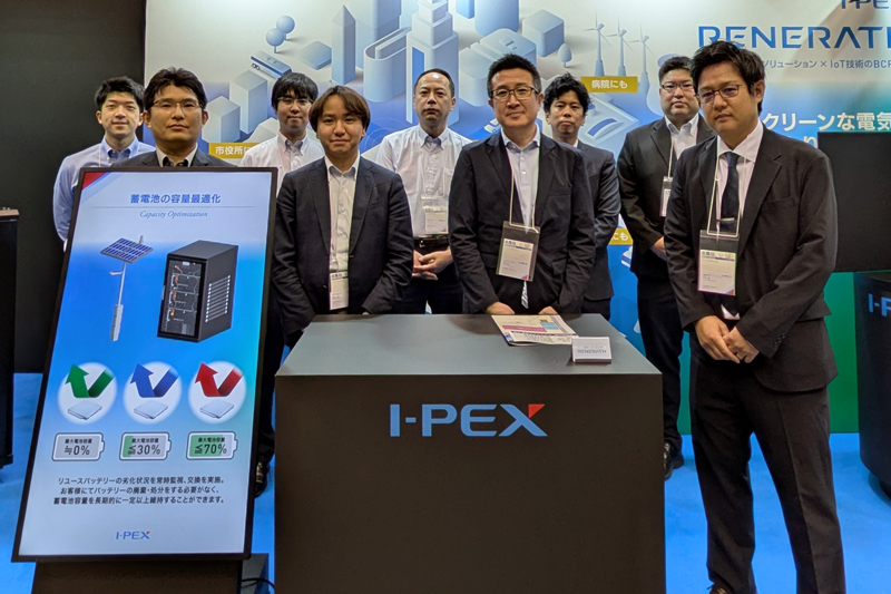 I-PEXの蓄電池システムシリーズ「RENERATH」に携わる社員の集合写真