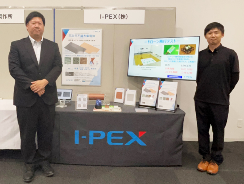 「三次元不織布集電体」に携わる社員の写真