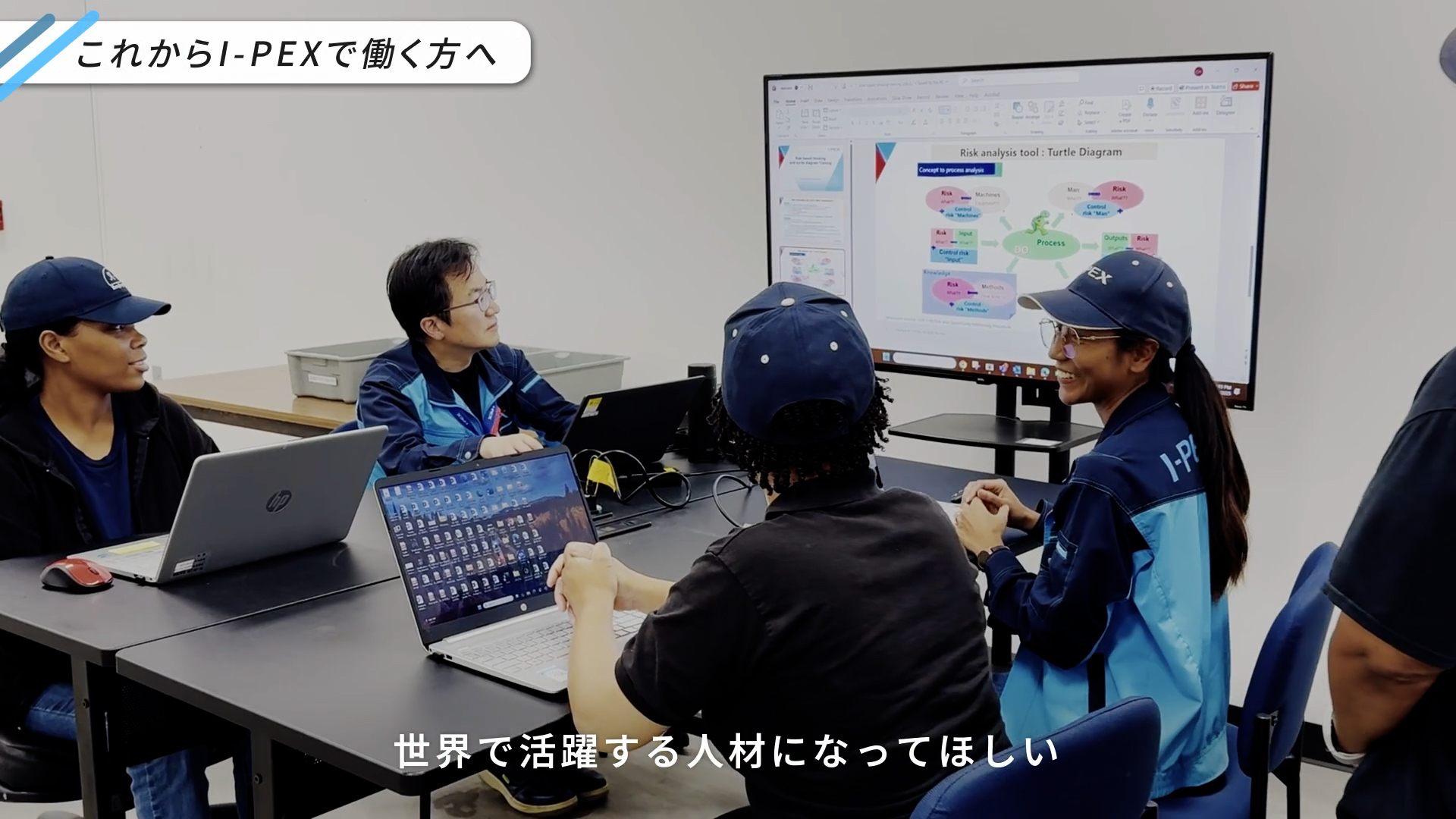「世界で活躍する人材になってほしい」という小西玲仁社長からのメッセージと、I-PEXの海外工場ではたらく従業員の様子