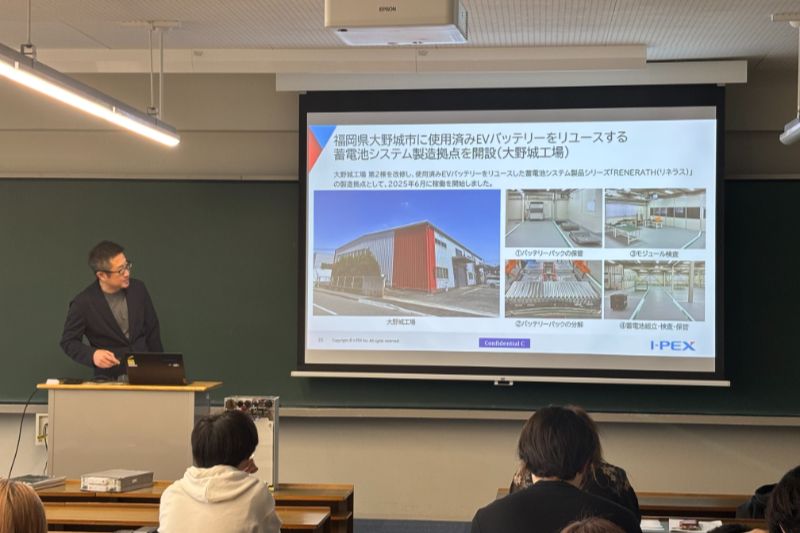 近畿大学で講義を行うI-PEXの白坂智之