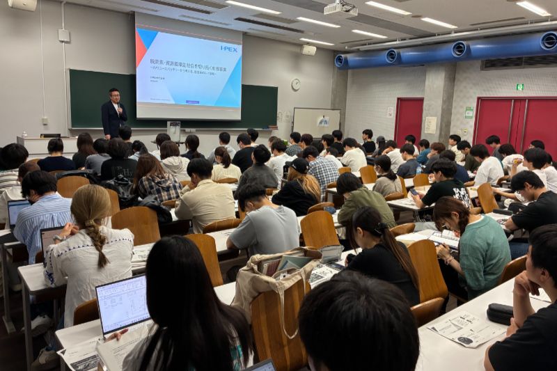白坂の講義を聞く北九州市立大学の学生たち