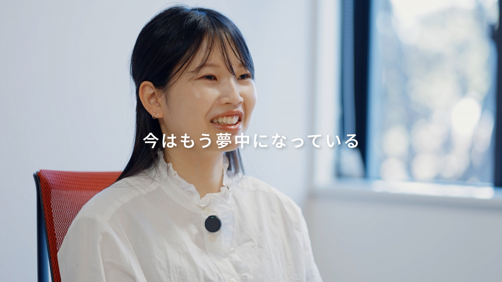 ソフトウェアエンジニアのTさんが「夢中でプログラミングに取り組んでいる」と語る様子