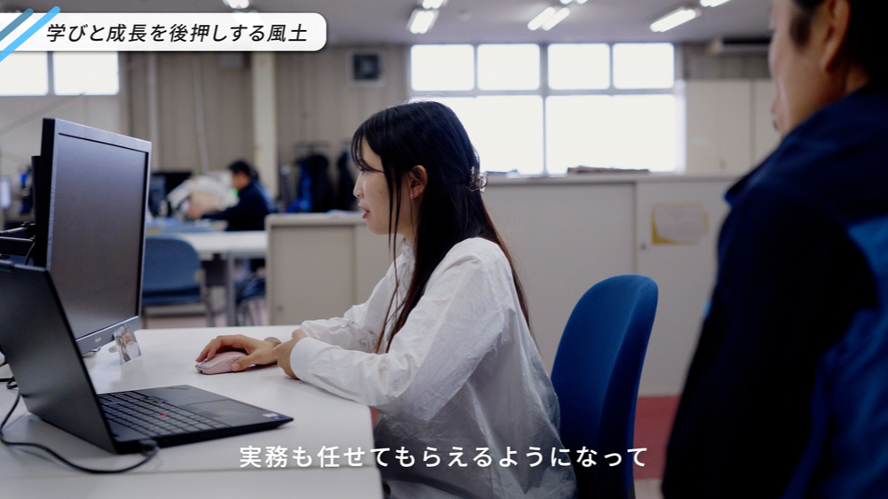 ソフトウェアエンジニアのTさんが「配属されて1年弱で業務を任せてもらえるようになったことが嬉しい」と語る様子