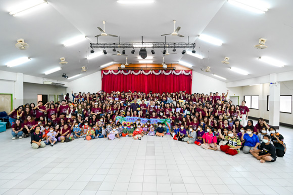 I-PEX Thailand employees participating in a community support volunteer activity