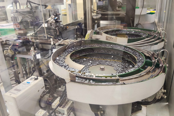 Automated machine feeding and aligning connector components